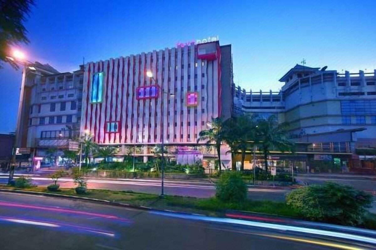 Un hôtel doté d’une façade moderne, de plusieurs étages et d’une entrée imposante.