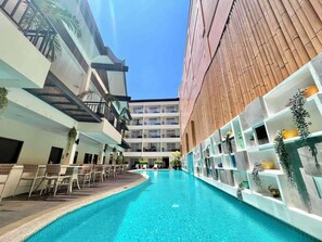 Outdoor pool, pool umbrellas, pool loungers - Boracay Haven Resort (Boracay Island)