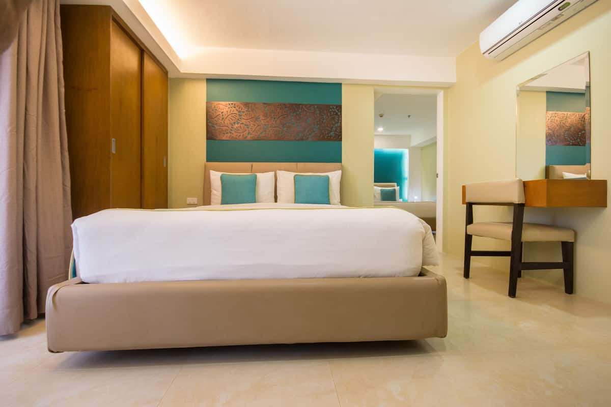 1 bedroom, down duvets, pillow-top beds, minibar