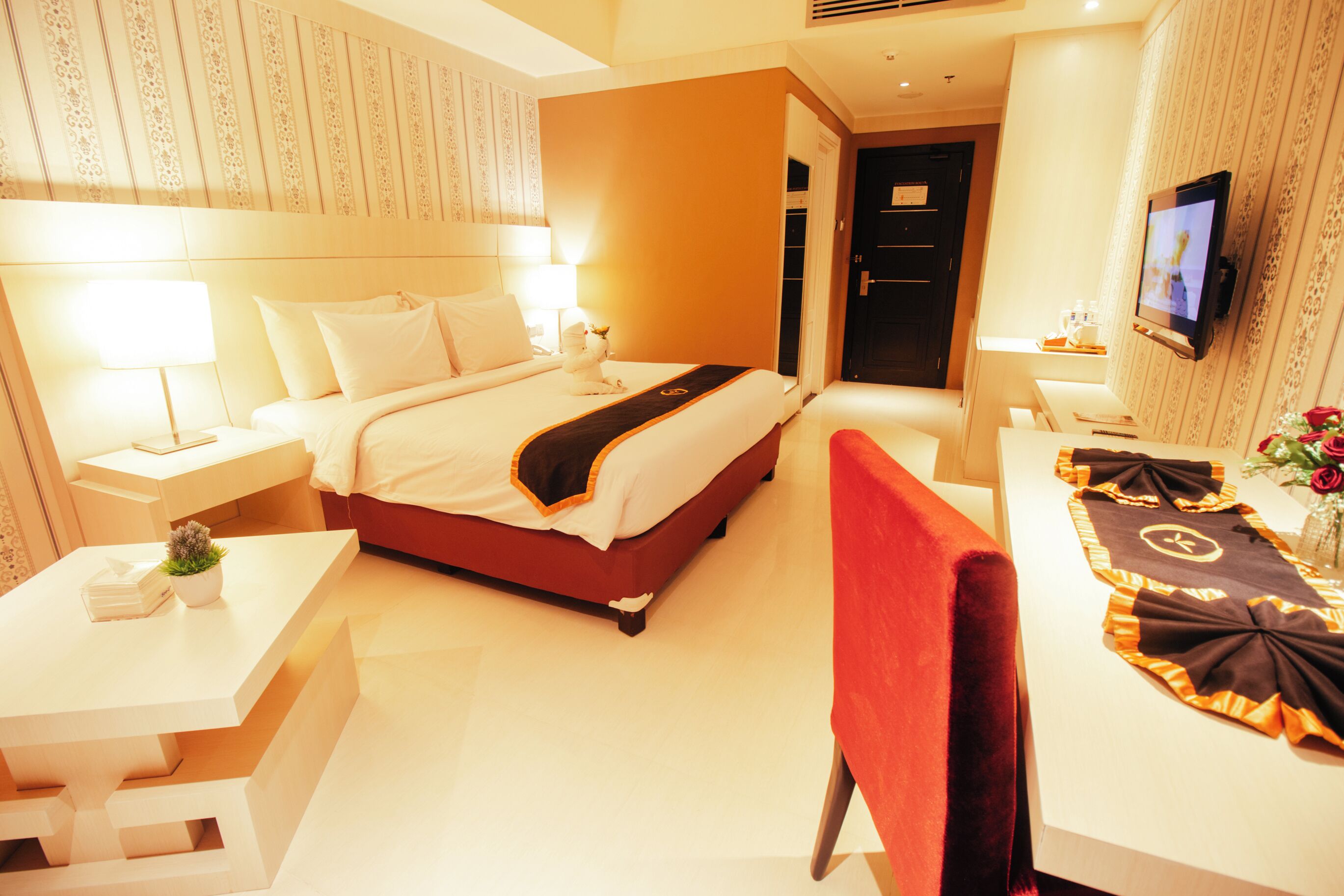 Deluxe Room | Premium bedding, minibar, in-room safe, desk