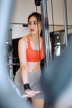 Una persona usando equipo de gimnasio.