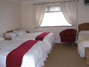 Chambre Triple, salle de bains attenante