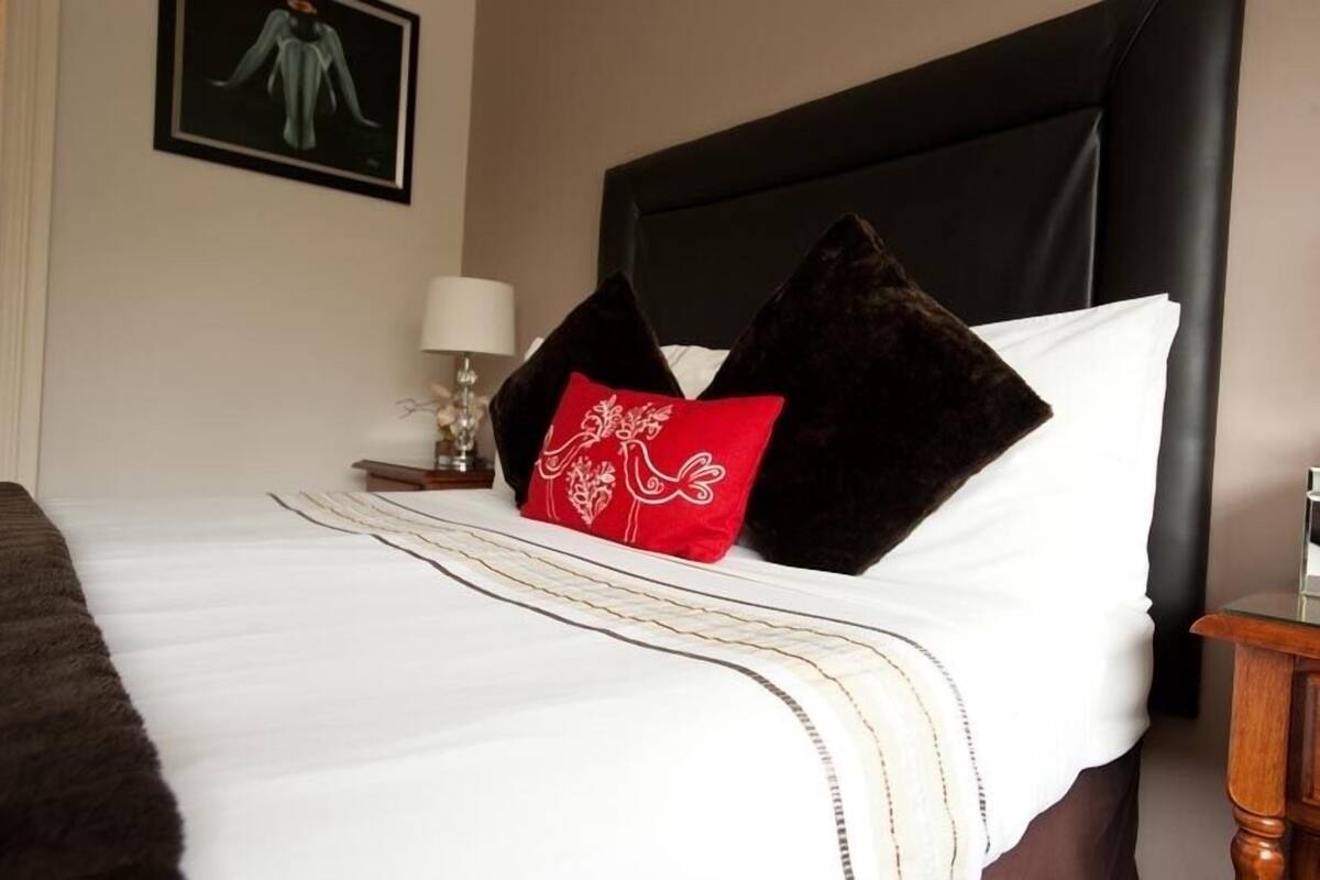 Double & Single room Ensuite | Premium bedding, individually decorated, blackout curtains