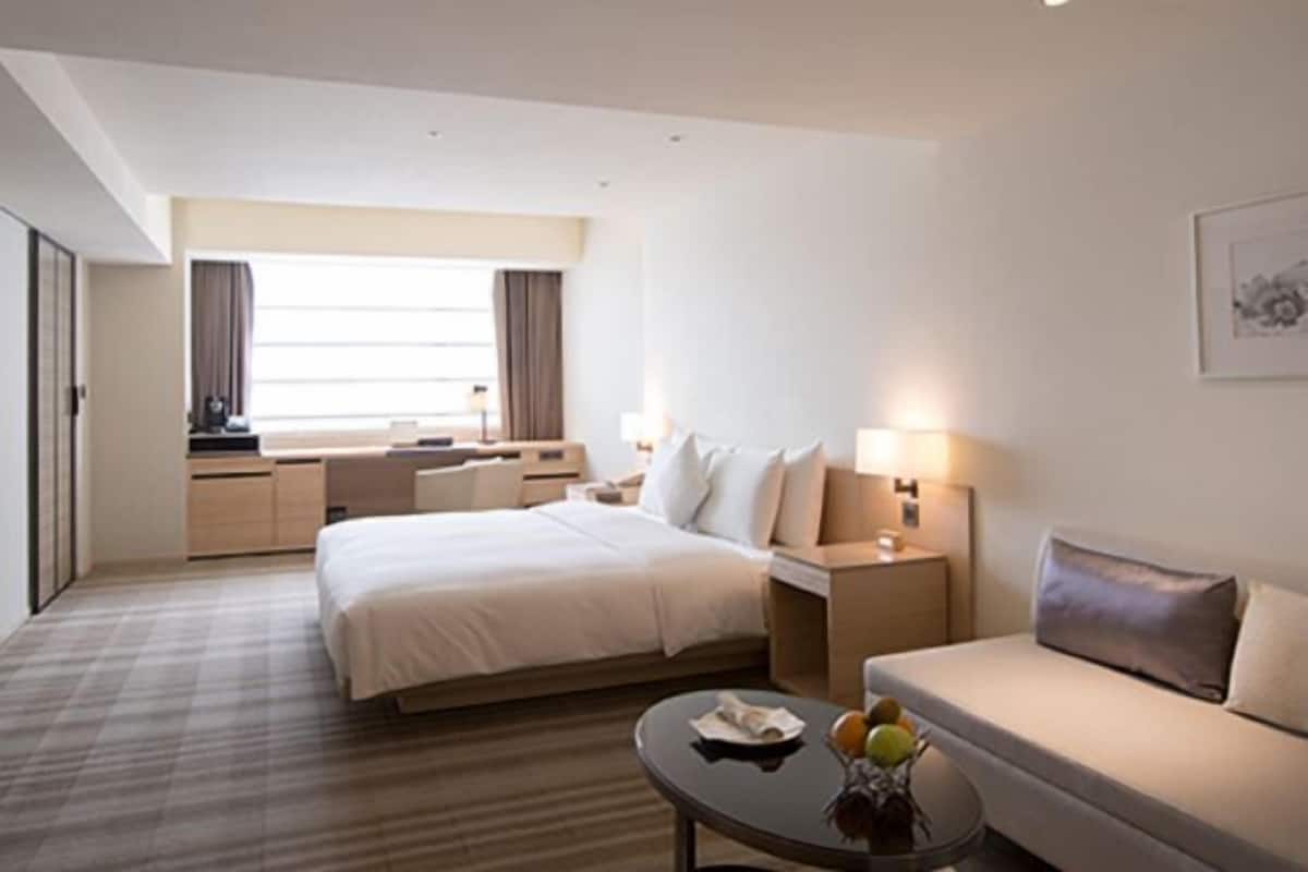 Premium bedding, down duvets, in-room safe, desk
