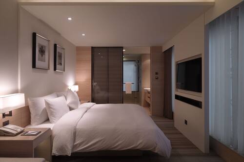 Premium bedding, down comforters, in-room safe, desk
