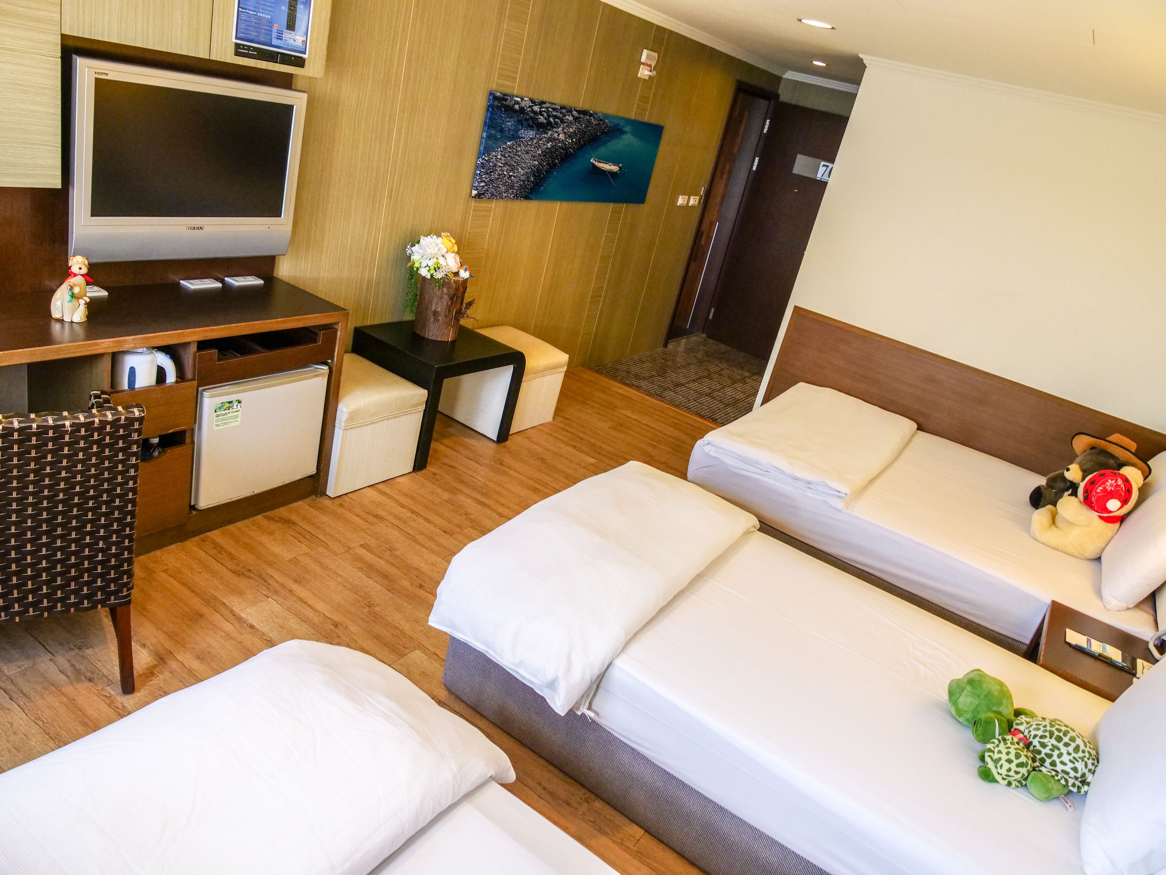 羽絨被、房內夾萬、獨特裝修、書桌