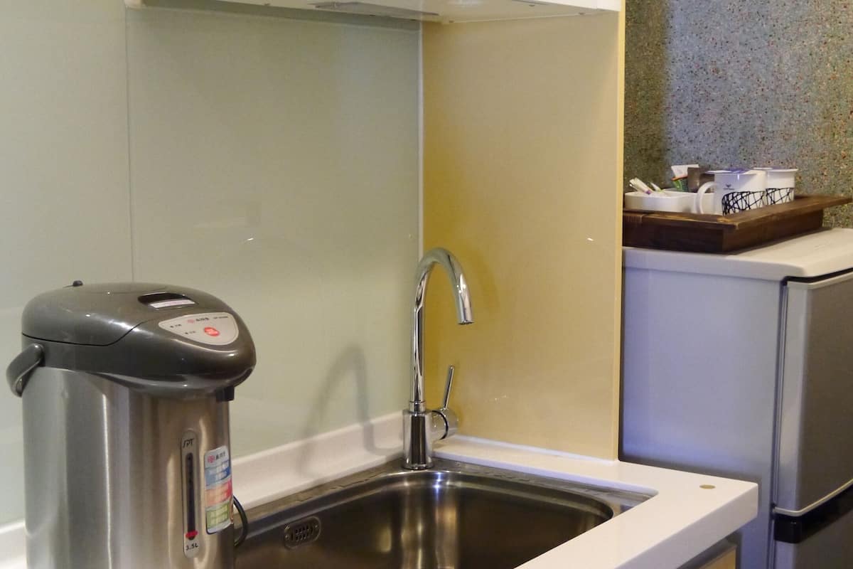 gallery suite,1 king bed, non smoking, harbor view | private kitchenette | fridge, electric kettle