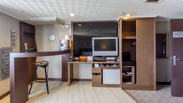 Habitació triple Comfort, torre | 1 dormitori, cobrellits i caixa forta a l'habitació