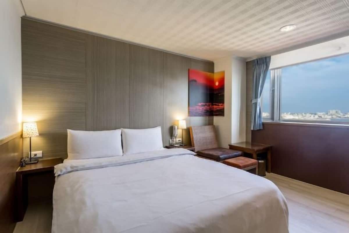 Cubrecamas, caja de seguridad en la habitación y muebles diferentes