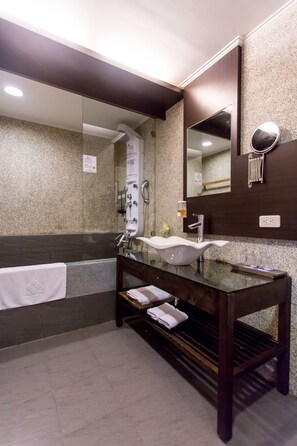 Shower, rainfall showerhead, free toiletries, hair dryer - MF Hotel Penghu (Magong)