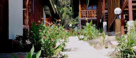 Bungalow Twin beds Air Con | Property grounds