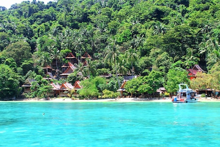 Private beach, white sand, sun loungers, beach massages