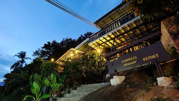 Fachada del alojamiento - Noche