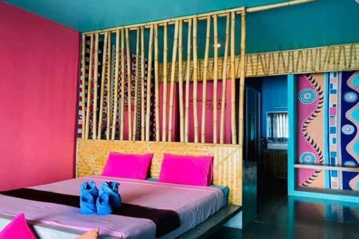 1 bilik tidur, peti besi dalam bilik, meja, seterika/papan seterika