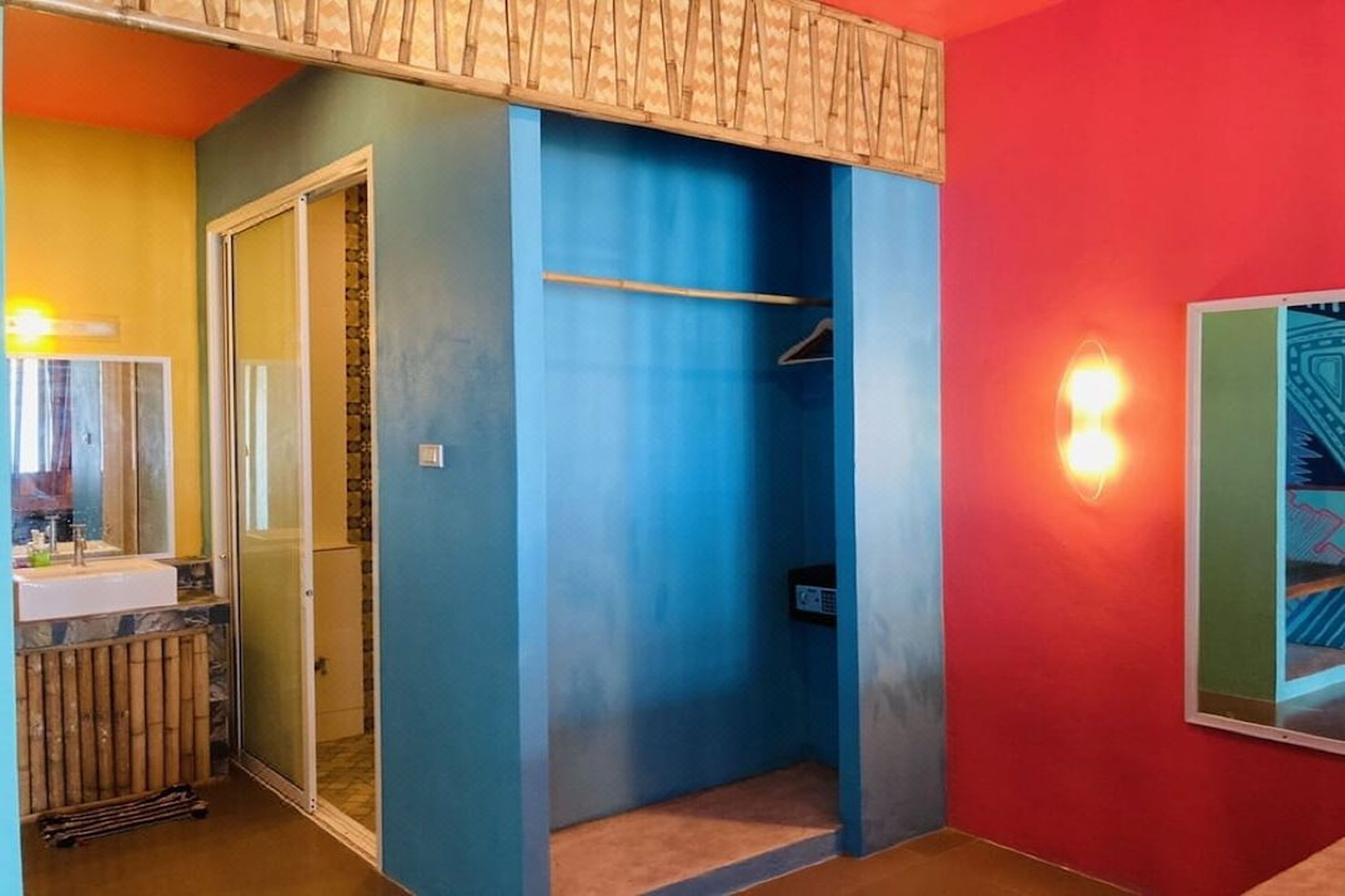 Ein Zimmer mit Bad, Dusche und einem kleinen Fenster.