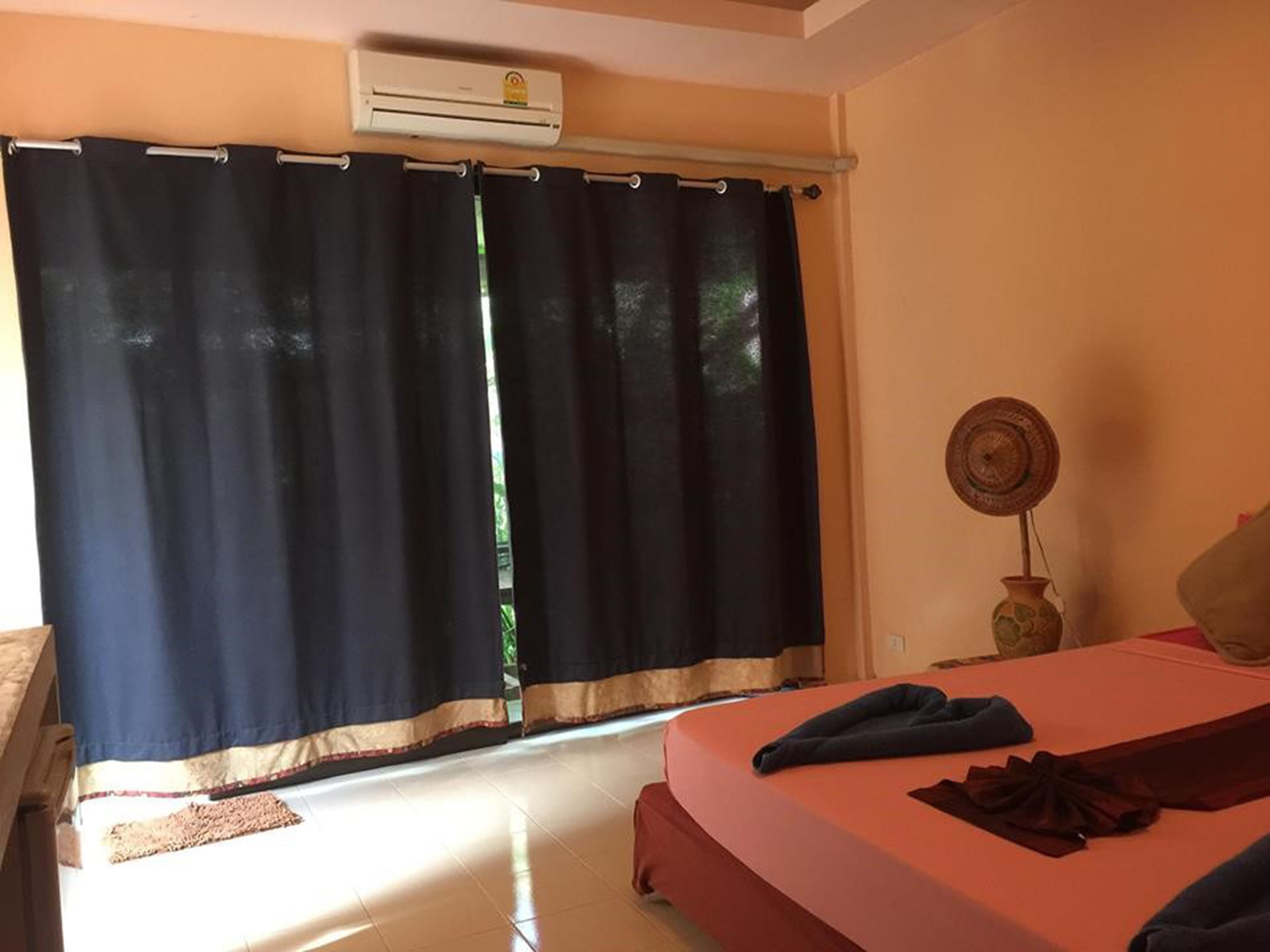 خزنة داخل الغرفة ومكتب ومكواة/لوح كي وواي فاي مجانًا