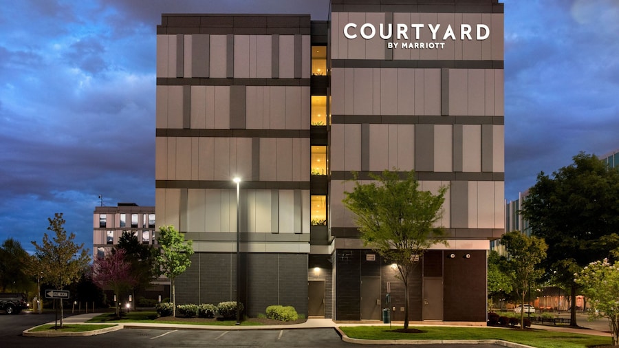 Courtyard Philadelphia South at The Navy Yard