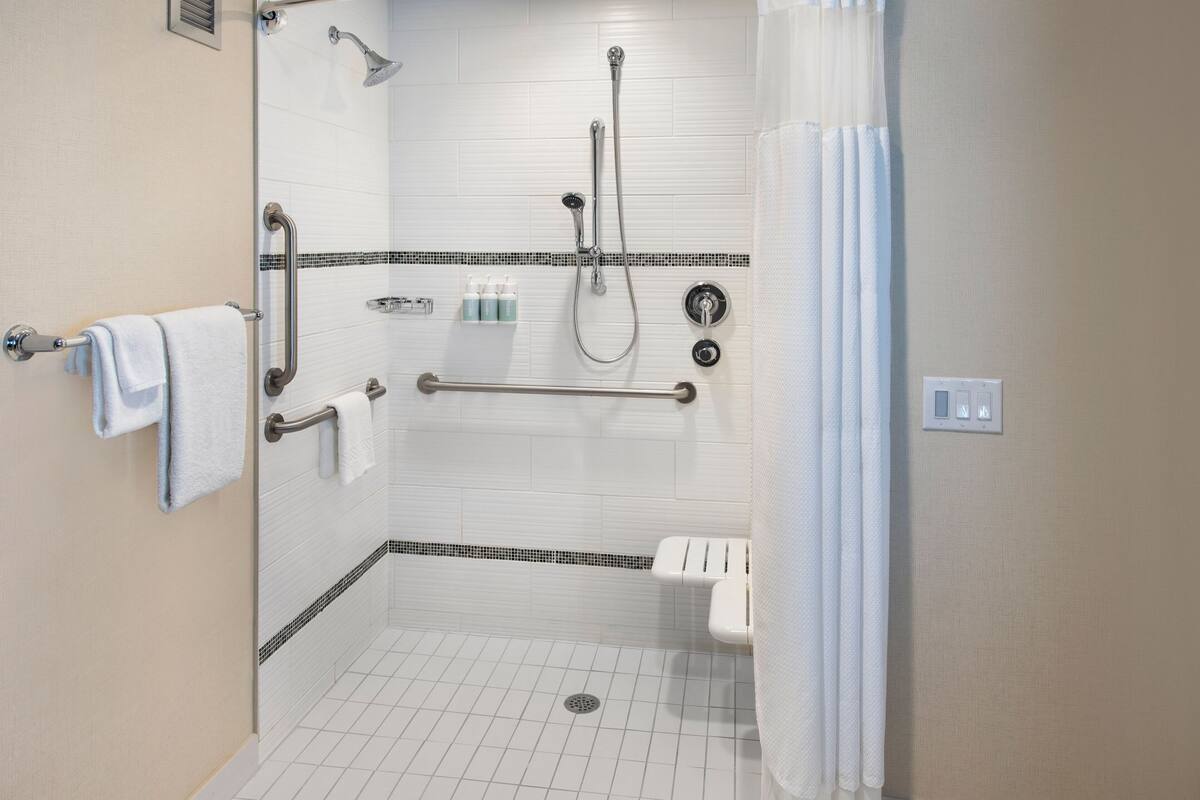 Kombinert dusj/badekar, designertoalettartikler, hårføner og håndklær