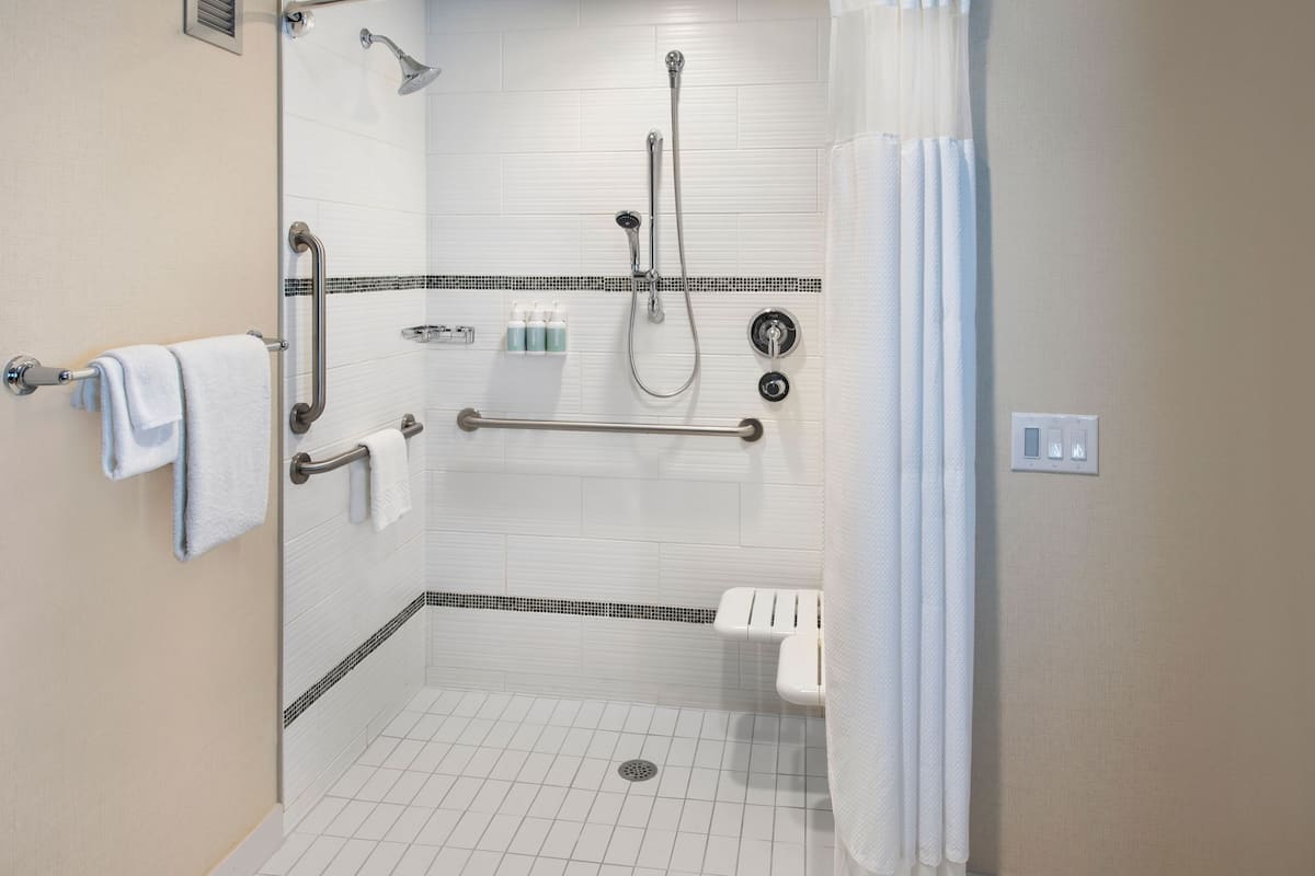 Combined shower/tub, designer toiletries, hair dryer, towels