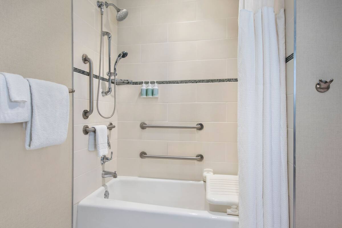 Kombinert dusj/badekar, designertoalettartikler, hårføner og håndklær
