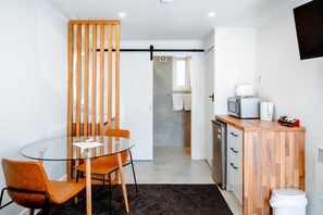 Premium Studio | Desk, iron/ironing board, free WiFi, bed sheets - Merivale Court Motel (Christchurch)