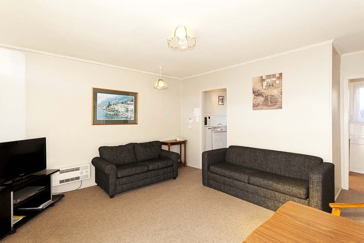 Appartement, 2 chambres | Coin séjour | TV connectée de 42 pouces avec chaßnes par satellite, télévision