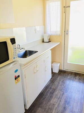 Fridge, microwave, coffee/tea maker, electric kettle - Merivale Court Motel (Christchurch)