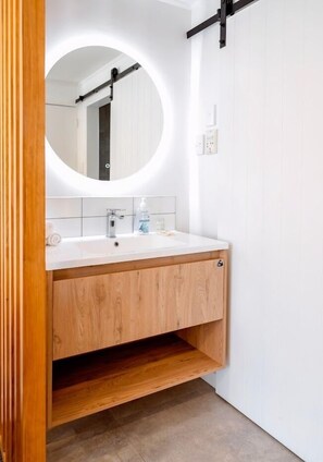 Premium-Studio | Badezimmer | Dusche, kostenlose Toilettenartikel, Haartrockner, Handtücher