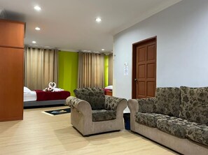 Samudera Suite | Living room | Flat-screen TV - Samudera Hotel (Kuala Besut)