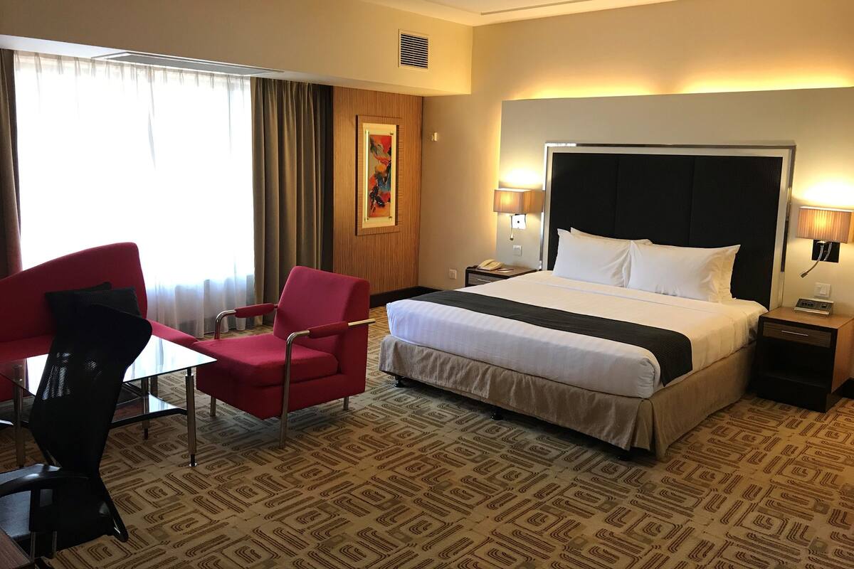 Deluxe-Suite, 1 King-Bett (Corporate) | Minibar, Zimmersafe, Schreibtisch, Bügeleisen/Bügelbrett