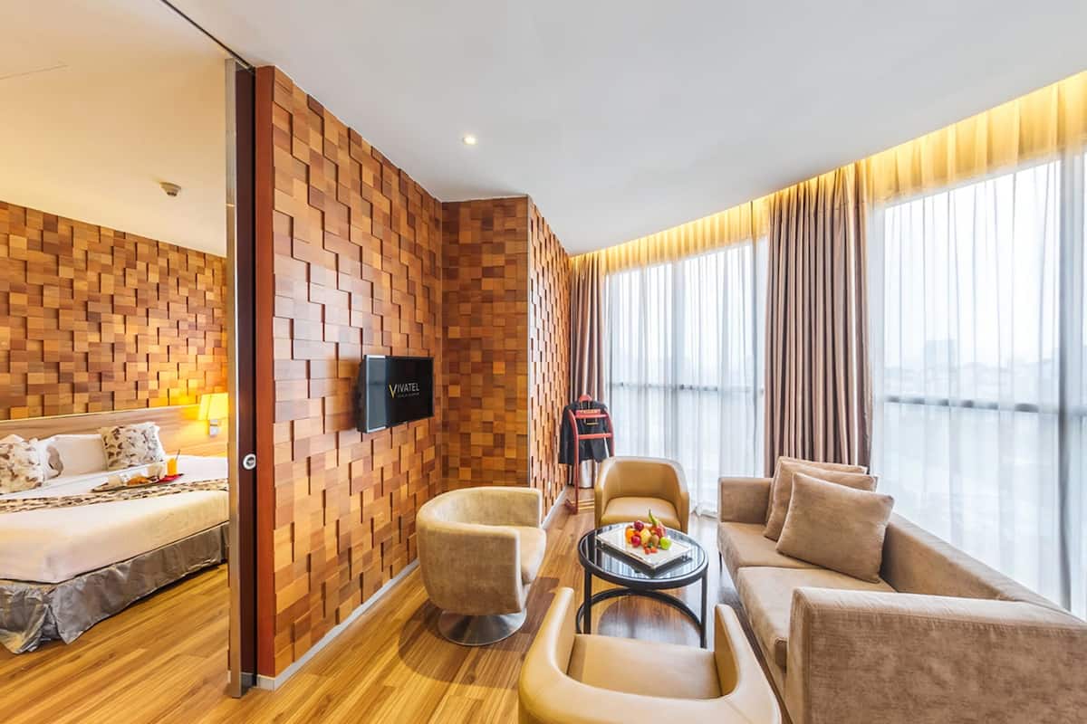 Executive Suite | 1 bedroom, minibar, in-room safe, desk