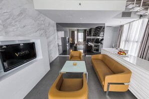 Duplex Suite | 1 habitación, minibar, caja de seguridad en la habitación y escritorio 