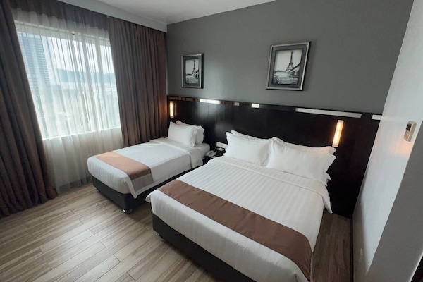 Deluxe Triple Room | Peti besi dalam bilik, meja, kalis bunyi, seterika/papan seterika
