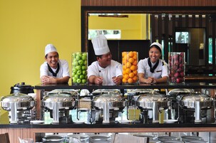 每日供应自助式早餐（每人 MYR 40）