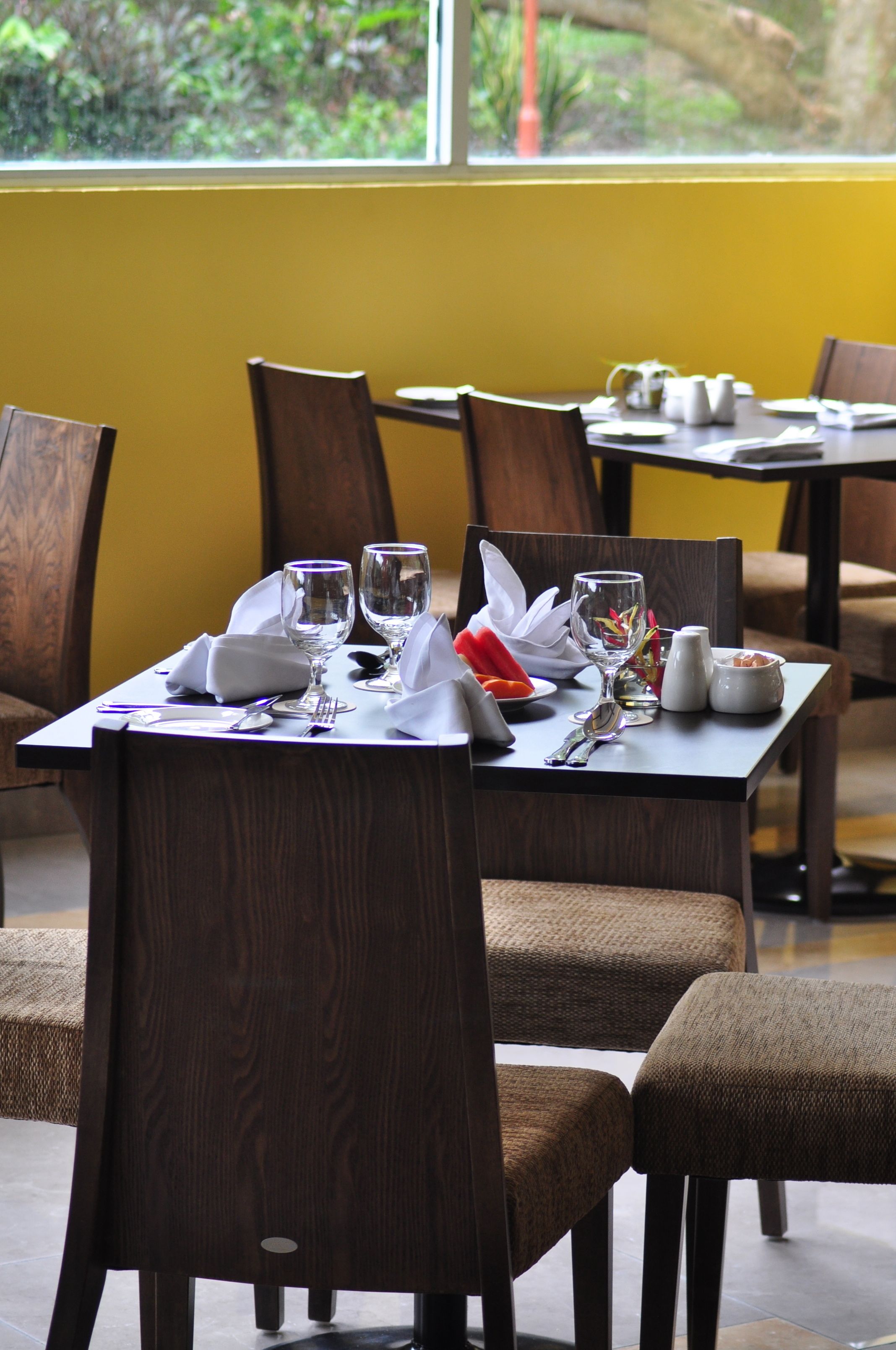 Café da manhã, almoço e jantar; culinária internacional 