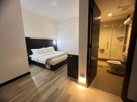 Quarto casal standard, sem janelas | Cofres nos quartos, escrivaninha, quartos à prova de som