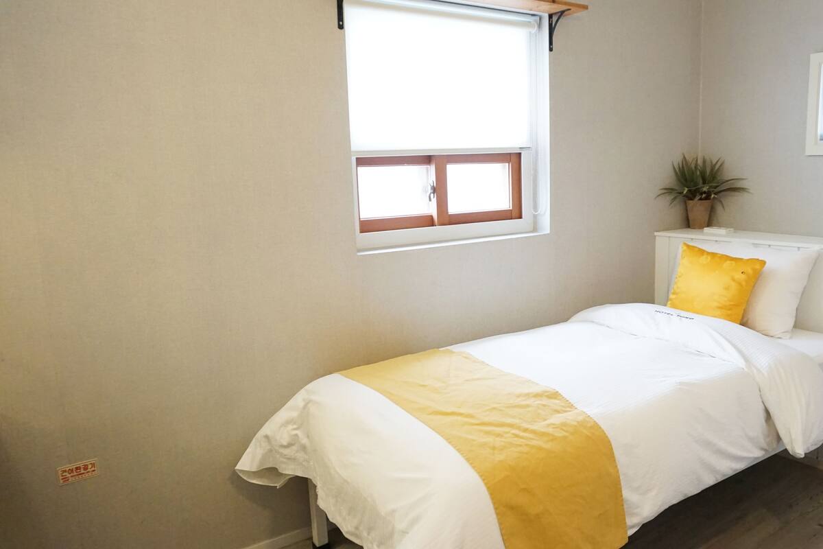 Single Room | Iron/ironing board (on request), free WiFi