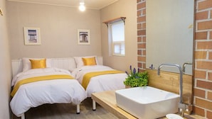 Habitación con 2 camas individuales | Tabla de planchar con plancha y wifi gratis