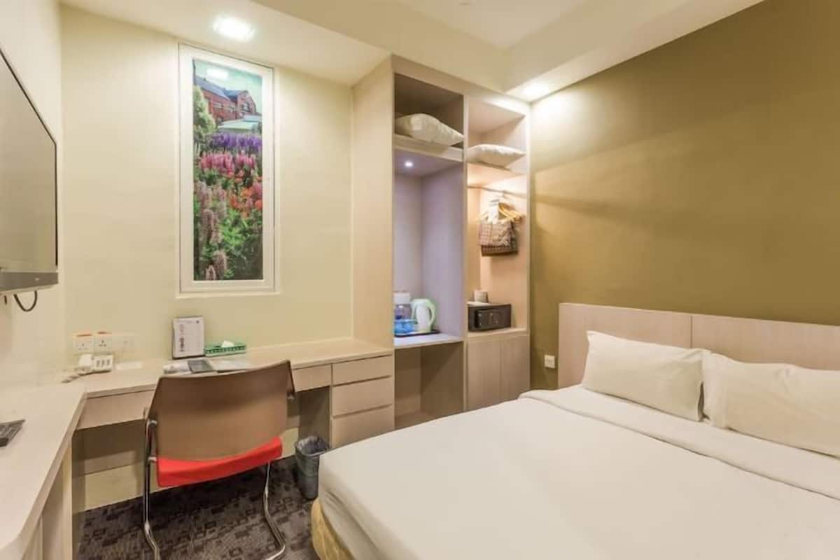 Frigobar, cofres nos quartos, escrivaninha, quartos à prova de som