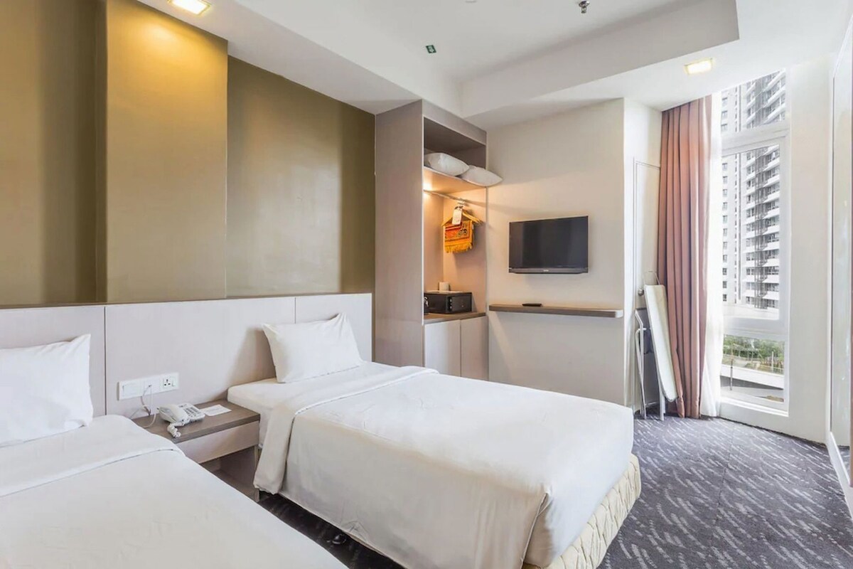 Premium bedding, WiFi (free), bed sheets