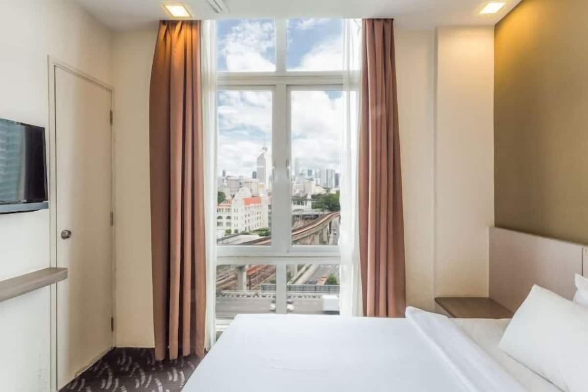 Frigobar, cofres nos quartos, escrivaninha, quartos à prova de som