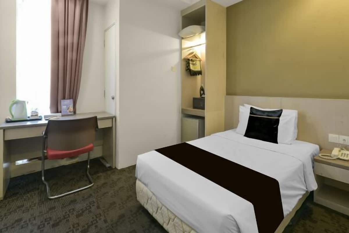 Premium bedding, WiFi (free), bed sheets