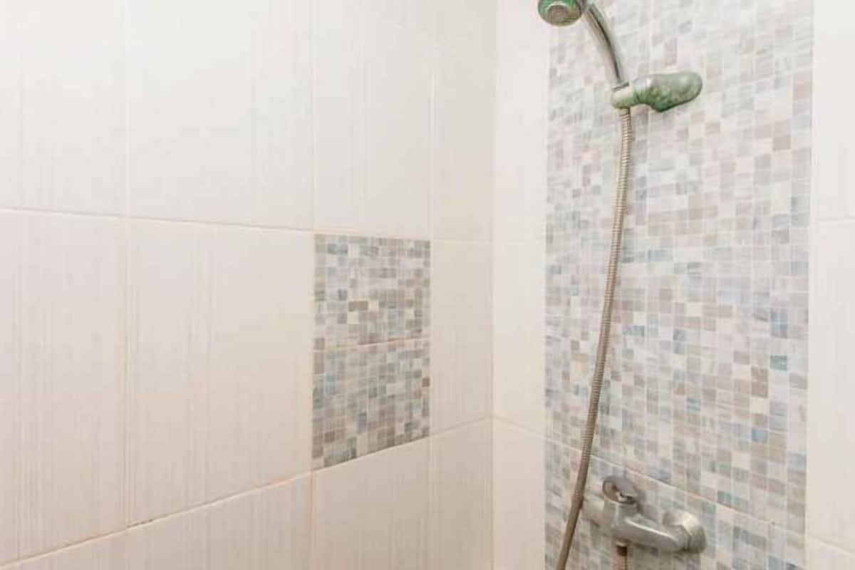Salle de bain | Douche, articles de toilette gratuits, sèche-cheveux