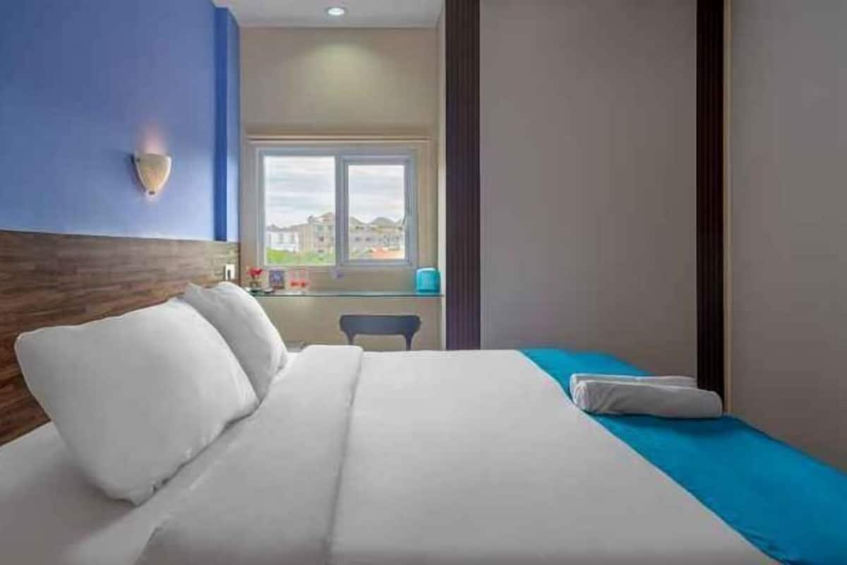 Premium bedding, desk, free WiFi, bed sheets