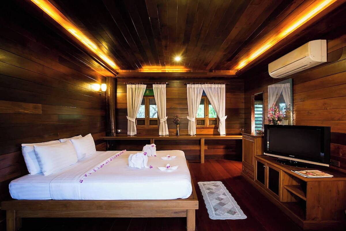 Rosewood Deluxe Double | Seprai premium, minibar, brankas, dan meja kerja