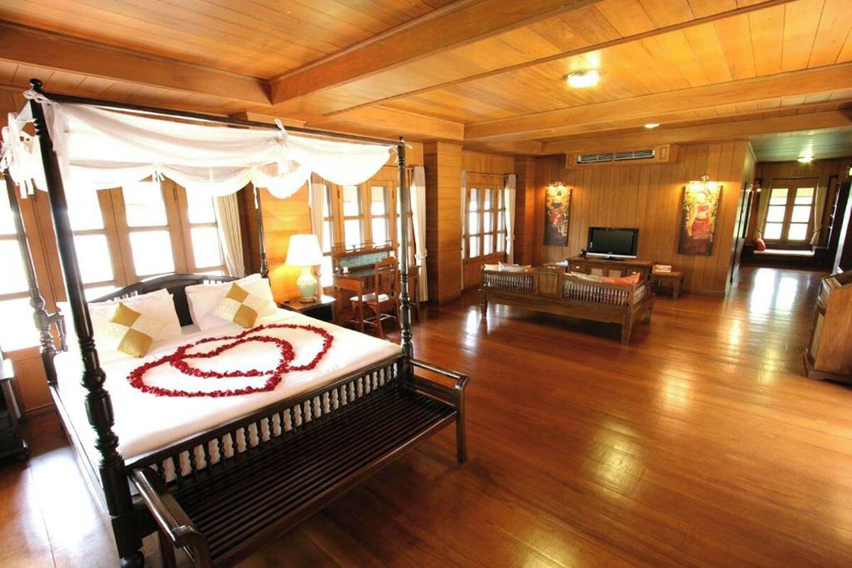 Grand Suite | Seprai premium, minibar, brankas, dan meja kerja