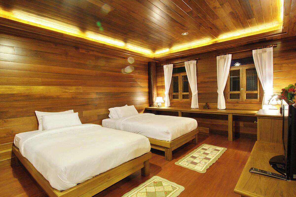 Rosewood Deluxe Twin | Seprai premium, minibar, brankas, dan meja kerja