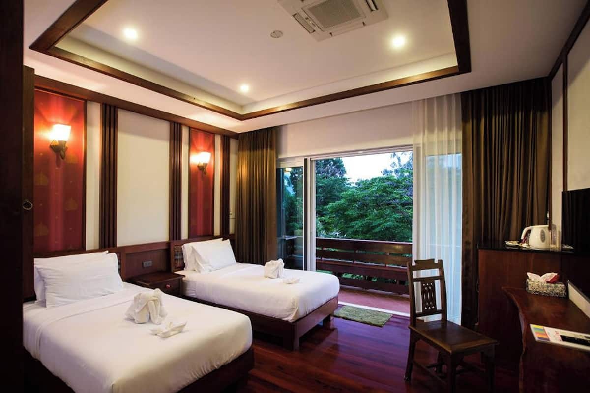 Ruen Mai Deluxe Twin | Seprai premium, minibar, brankas, dan meja kerja
