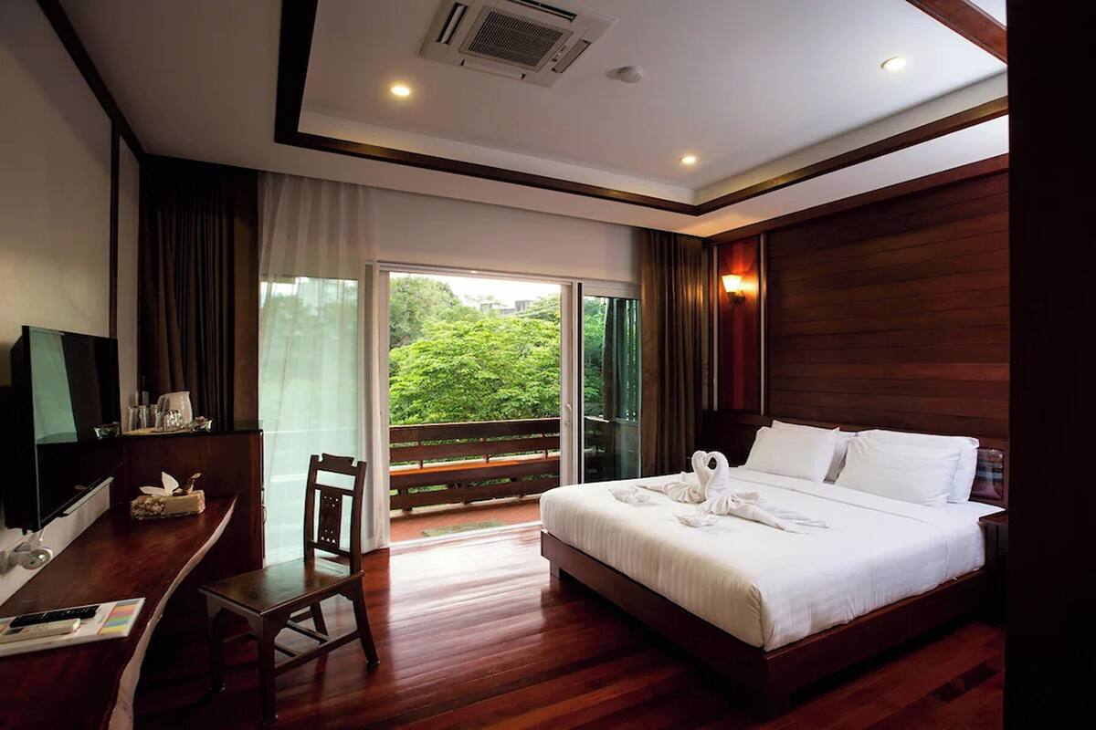 Seprai premium, minibar, brankas, dan meja kerja