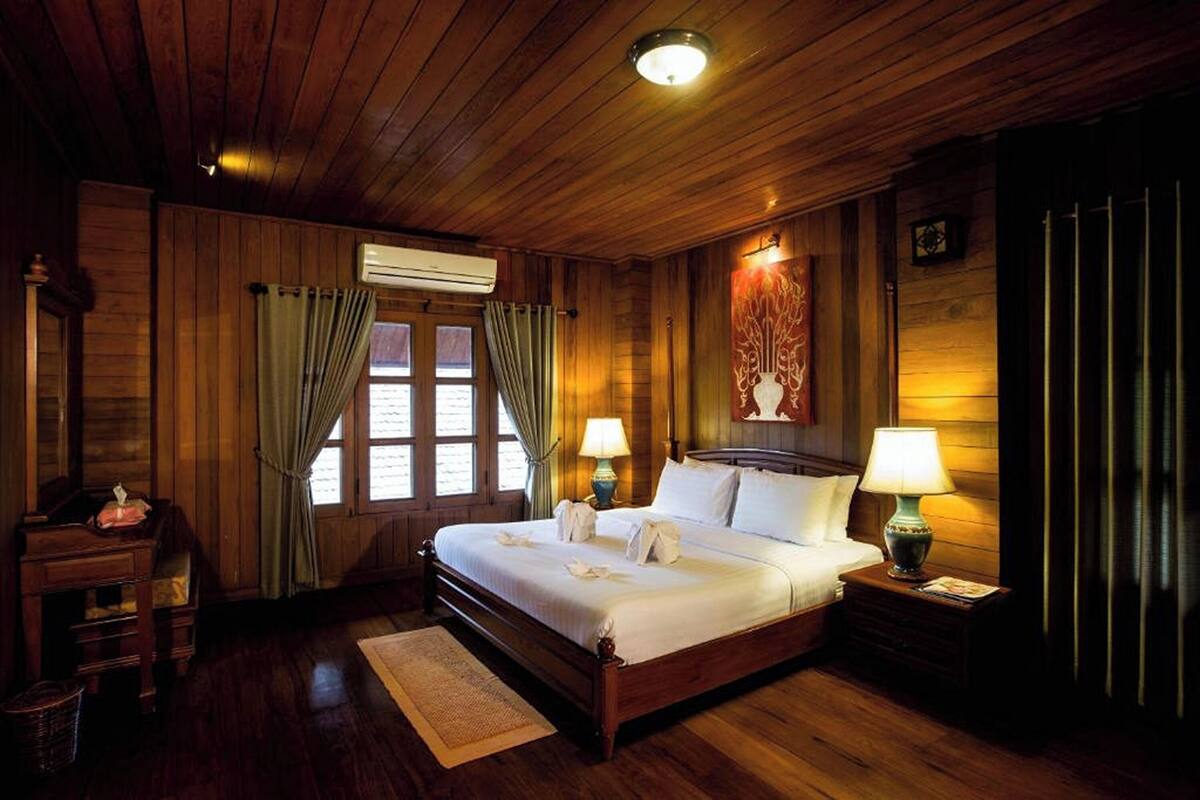 Suite | Seprai premium, minibar, brankas, dan meja kerja